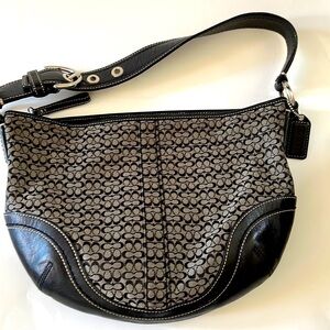 Y2K coach classic shoulder bag.Leather and buckle handle black